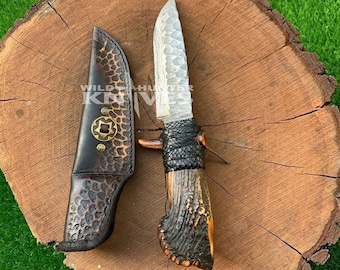 Hermoso cuchillo de caza de Damasco forjado a mano con trabajo de vaina de cuero texturizado hecho a mano