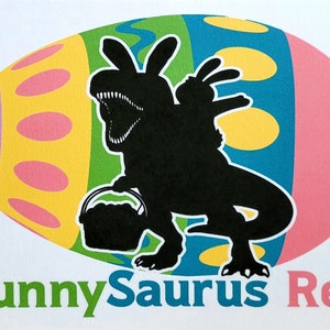 BunnySaurus Rex Carte de Pâques, Vierge à l’intérieur, Dinosaure, T-Rex, Lapin, Oeuf, Violet, Jaune, Vert, Bleu, Panier