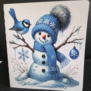 Cartes de vœux bonhomme de neige, intérieur vierge, biscuit, flocons de neige, chapeaux, mitaines, écharpe, lanterne, traîneau, oiseau, bleu