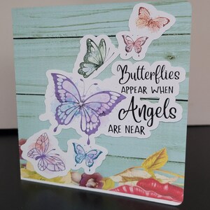 Les papillons apparaissent lorsque les anges sont près de la carte de sympathie, vide à l’intérieur