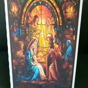 Vitrail Marie et Joseph avec carte de l'Enfant Jésus, intérieur vierge