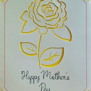 Carte rose jaune pour la fête des mères, vierge à l'intérieur