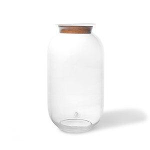 K&ouml;nnte beinhalten: Eine klare Glasvase mit einem Korkverschluss. Die Vase ist hoch und zylindrisch mit einem abgerundeten Boden.