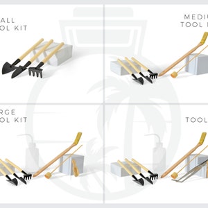 K&ouml;nnte beinhalten: Vier Sets Gartenwerkzeuge, beschriftet mit "Small Tool Kit", "Medium Tool Kit", "Large Tool Kit" und "XL Tool Kit". Jedes Set enth&auml;lt eine Schaufel, eine Harke, einen kleinen Holzstab und einen l&auml;ngeren Holzstab. Die Werkzeuge sind auf wei&szlig;en Oberfl&auml;chen angeordnet.