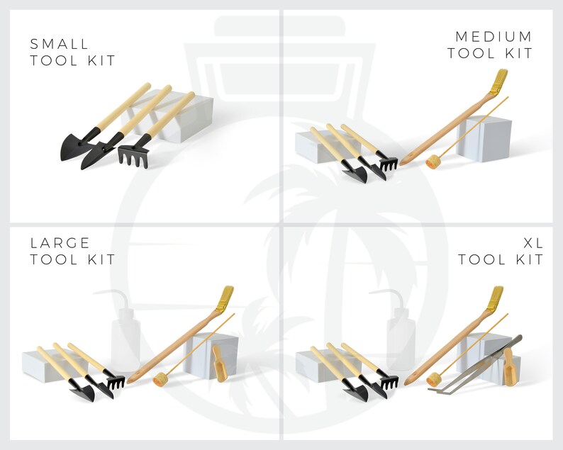 K&ouml;nnte beinhalten: Vier Sets Gartenwerkzeuge, beschriftet mit "Small Tool Kit", "Medium Tool Kit", "Large Tool Kit" und "XL Tool Kit". Jedes Set enth&auml;lt eine Schaufel, eine Harke, einen kleinen Holzstab und einen l&auml;ngeren Holzstab. Die Werkzeuge sind auf wei&szlig;en Oberfl&auml;chen angeordnet.
