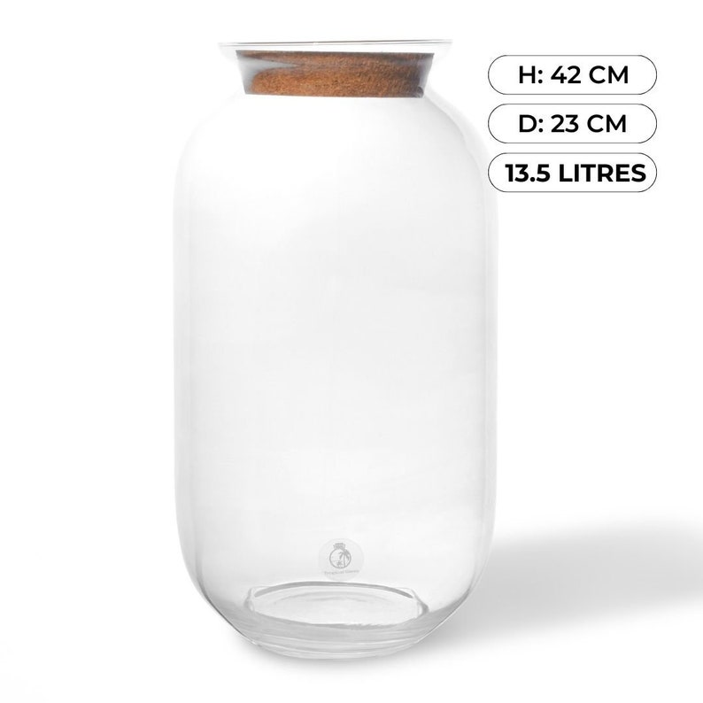 K&ouml;nnte beinhalten: Ein gro&szlig;es, klares Glasgef&auml;&szlig; mit einem Korkdeckel. Das Gef&auml;&szlig; ist 42 cm hoch und 23 cm im Durchmesser. Es fasst 13,5 Liter.