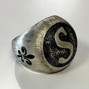 Anillo de sello con inicial oxidada para hombre, anillo grabado de plata de ley para hombre, anillo con monograma personalizado, anillo hecho a mano con letra para hombre, regalo para esposo