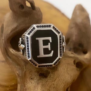 Anillo de plata esterlina con inicial grabada para hombre, anillo con sello de monograma personalizado para hombre, joyería de plata hecha a mano para hombre, anillo con letra para hombre, regalos para esposo