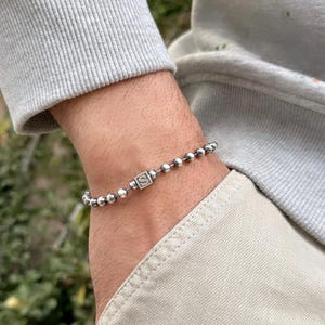 Pulsera de plata de ley personalizada con inicial para hombre, pulsera con nombre o fecha, pulsera con dije S para hombre, regalo para novio, papá, esposo, hijo