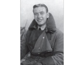 Puede incluir: Una fotografía en blanco y negro de un hombre con uniforme militar. Lleva una chaqueta forrada de piel y tiene una expresión seria en la cara.