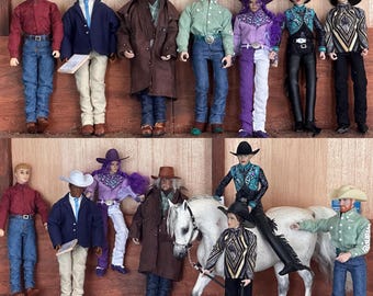 Puede incluir: Una colección de muñecos con temática de vaqueros, algunos de pie y otros con un caballo blanco. Los muñecos visten varios atuendos, incluyendo vaqueros, sombreros de vaquero y chaquetas. Los muñecos están posados en un entorno de madera.