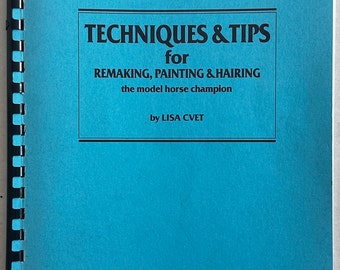Puede incluir: Una cubierta de libro azul con el título "Técnicas y consejos para rehacer, pintar y peinar al campeón de caballos en miniatura" por Lisa Cvet.
