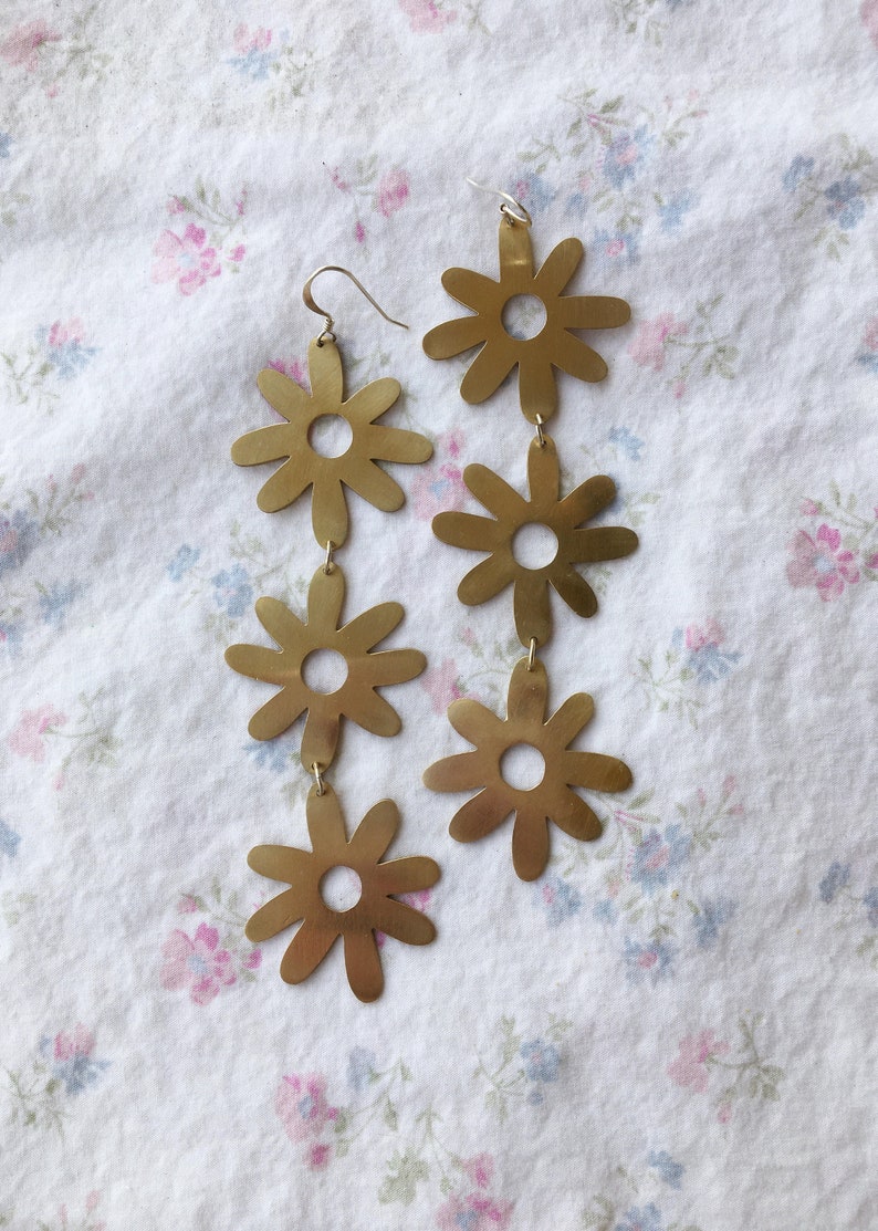 DAISY CHAIN earring image 1