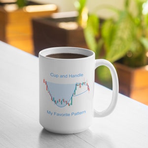 Puede incluir: Taza de cerámica blanca con un gráfico de velas azul y verde y el texto "Cup and Handle My Favorite Pattern".