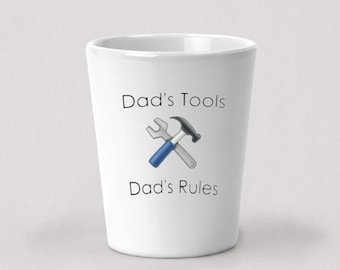 Herramientas de papá Las reglas de papá dispararon vidrio - 1.5oz Blanco Cerámica Shot Glass