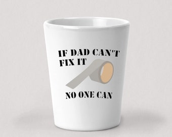 Si papá no puede arreglarlo, nadie puede disparar vidrio - 1.5oz White Ceramic Shot Glass