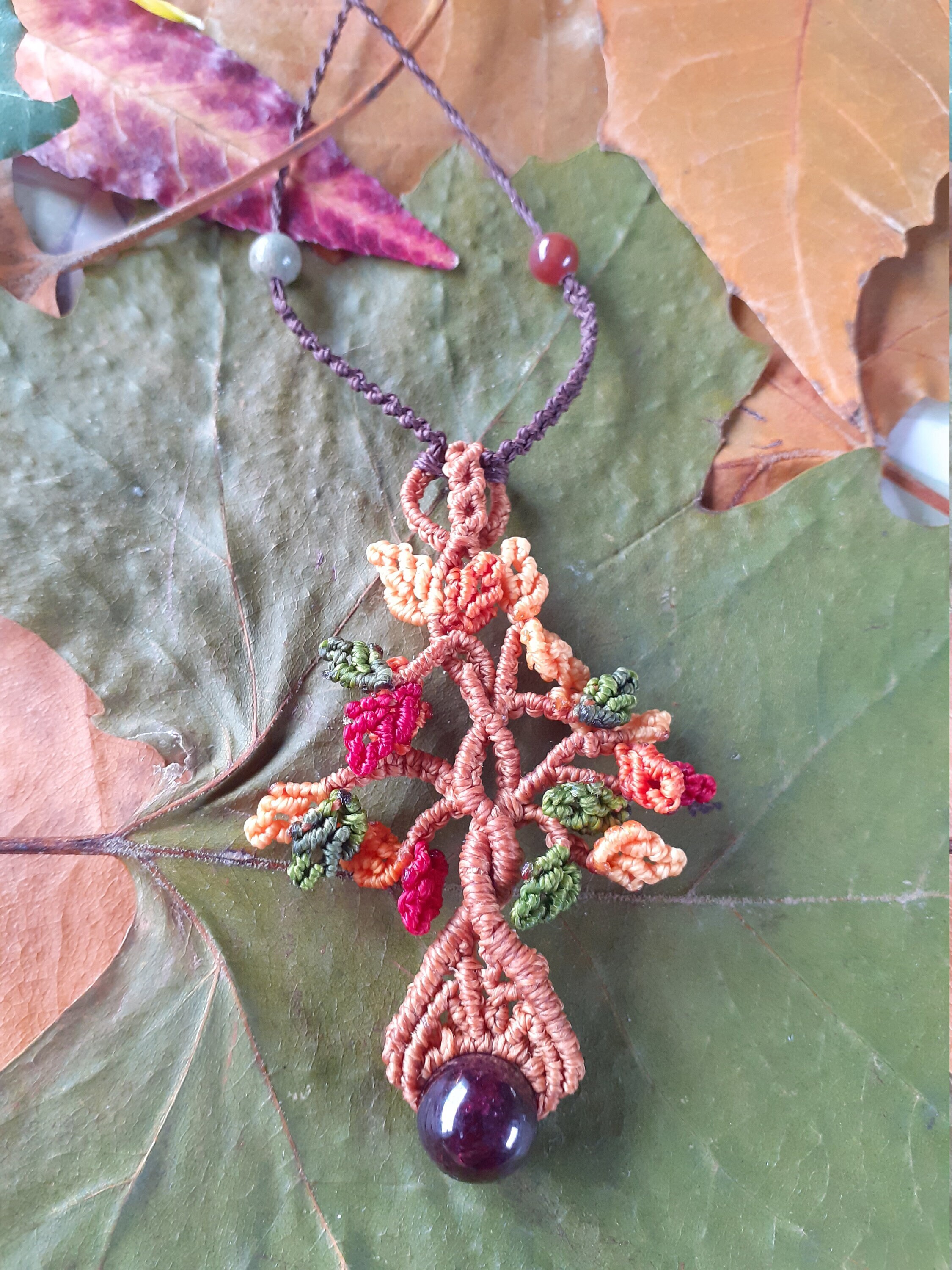 Collier Arbre de Vie en Micromacramé et Grenat, Ancrage, Enracinement