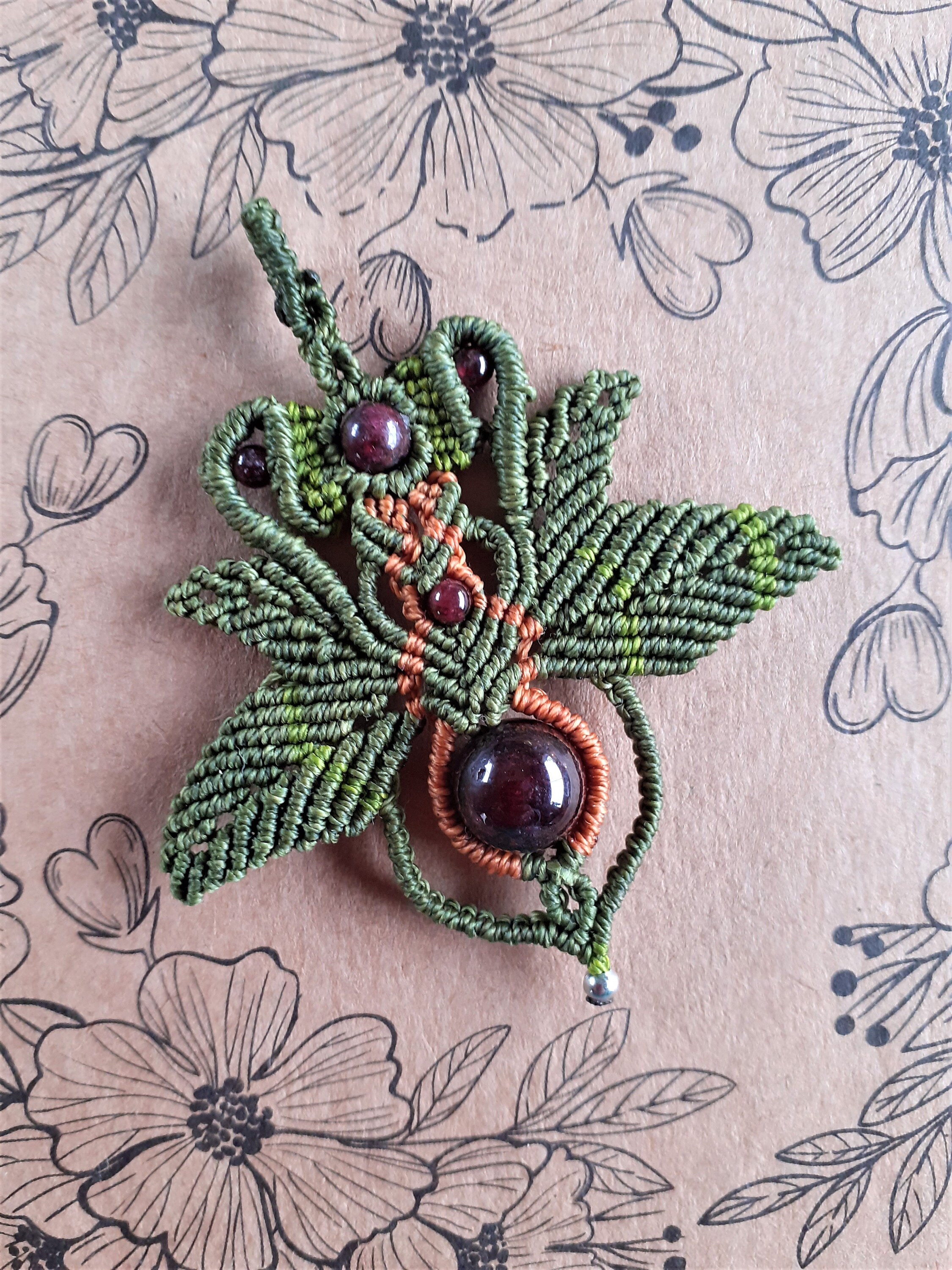 Pendantif en Micromacramé et Grenat, Ancrage, Esprit de La Foret.