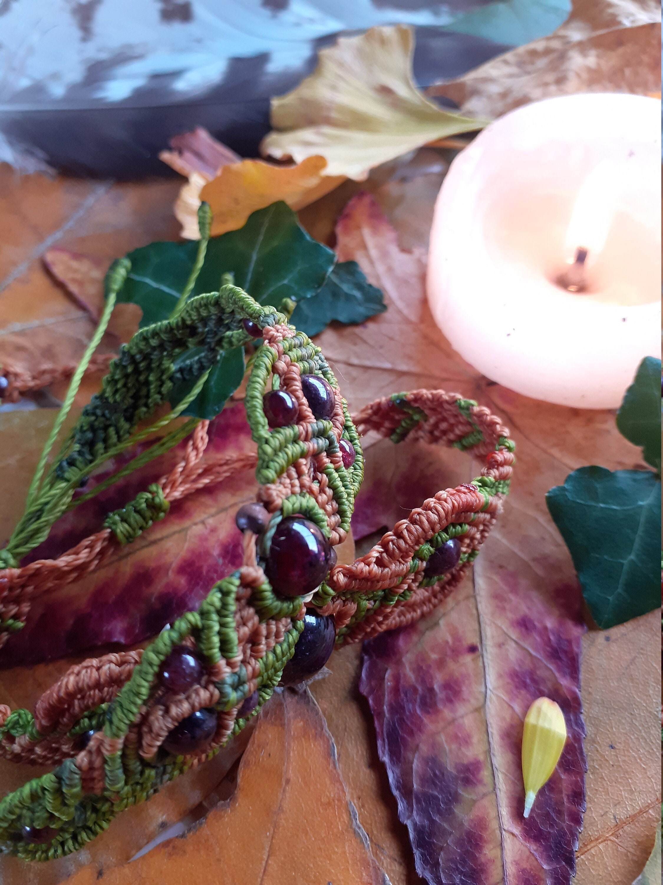 Bracelet Fougére d'automne Bijou Compagnon en Micromacramé avec L'énergie Du Grenat et L'esprit de L