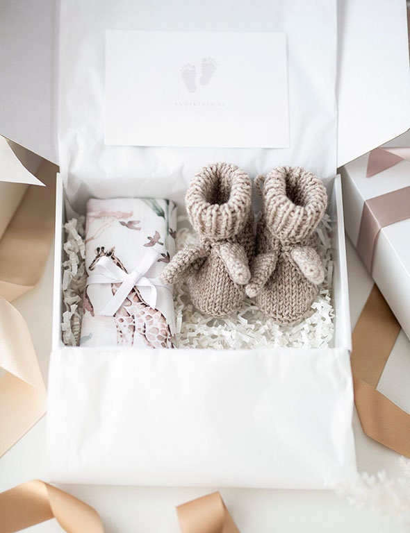 Baby Gift Box Set, Baby Shower Gift, Pregnancy Announcement, Birthday Present, Hand Knitted Wool Baby Booties, Double-sided Muslin Cloth