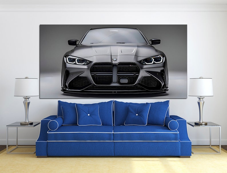 Puede incluir: Impresi&oacute;n en lienzo de un coche deportivo BMW gris, visto de frente. El coche tiene l&iacute;neas elegantes, una parrilla negra y faros brillantes. La impresi&oacute;n est&aacute; sobre un sof&aacute; azul con ribete blanco, con l&aacute;mparas.