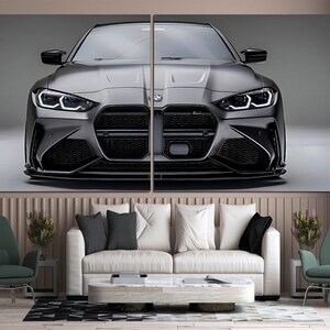 Puede incluir: Impresi&oacute;n en lienzo de dos paneles que muestra un coche deportivo BMW gris. La parte delantera del coche es el punto focal, destacando sus faros, parrilla y parachoques. La obra de arte est&aacute; ambientada sobre un fondo neutro, con un sal&oacute;n en primer plano.