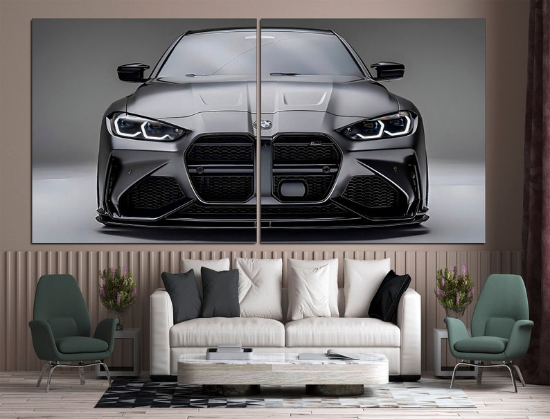 Puede incluir: Impresi&oacute;n en lienzo de dos paneles que muestra un coche deportivo BMW gris. La parte delantera del coche es el punto focal, destacando sus faros, parrilla y parachoques. La obra de arte est&aacute; ambientada sobre un fondo neutro, con un sal&oacute;n en primer plano.