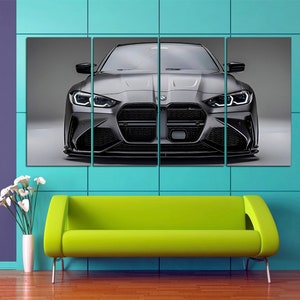 Puede incluir: Un lienzo de varios paneles con un coche deportivo gris. El coche tiene un dise&ntilde;o elegante con faros brillantes y una parrilla negra. La obra de arte se exhibe en una pared turquesa y morada, con un sof&aacute; verde lima y un jarr&oacute;n blanco de flores delante.