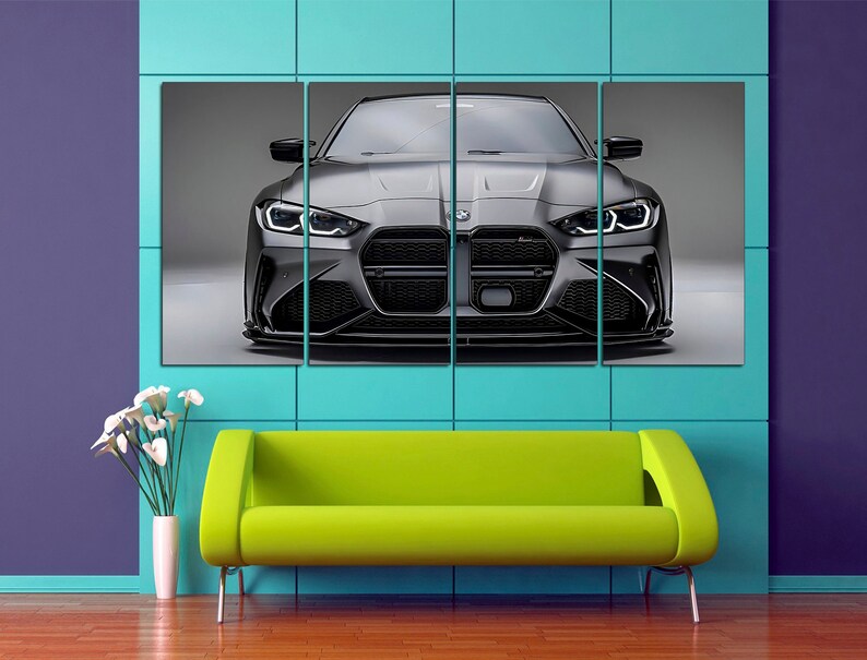 Puede incluir: Un lienzo de varios paneles con un coche deportivo gris. El coche tiene un dise&ntilde;o elegante con faros brillantes y una parrilla negra. La obra de arte se exhibe en una pared turquesa y morada, con un sof&aacute; verde lima y un jarr&oacute;n blanco de flores delante.