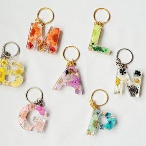 Llavero de resina con letra inicial, llavero con flores, regalo para ella, regalo para mamá, llavero personalizado