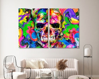 Puede incluir: Un cráneo abstracto colorido con salpicaduras de pintura en tonos de rosa, verde, azul, amarillo y naranja. El cráneo está dividido en dos paneles, creando una obra de arte única y moderna.
