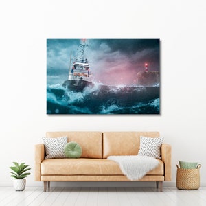 K&ouml;nnte beinhalten: Ein wei&szlig;es Schleppboot mit roten Akzenten f&auml;hrt durch st&uuml;rmische See auf einen roten und wei&szlig;en Leuchtturm auf einer felsigen Insel zu. Der Himmel ist dunkel und st&uuml;rmisch mit einem rosafarbenen Schimmer in der Ferne.
