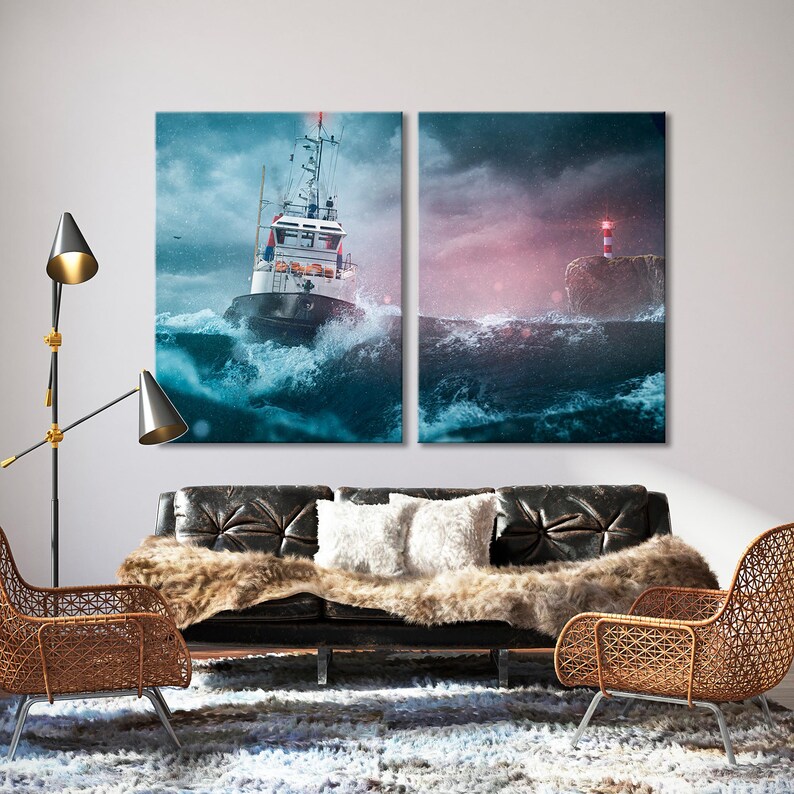 K&ouml;nnte beinhalten: Ein geteilter Leinwanddruck mit einem roten und wei&szlig;en Schlepper, der durch st&uuml;rmische See f&auml;hrt, mit einem Leuchtturm auf einer felsigen Insel in der Ferne.