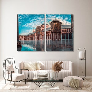 Op de afbeelding: Een gesplitste foto van een moskee met een grote binnenplaats. De moskee heeft een centrale koepel en minaretten. De binnenplaats is geplaveid met steen en heeft een reflecterend zwembad in het midden. De lucht is blauw met witte wolken.