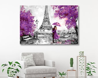 Puede incluir: Una pintura en blanco y negro de una pareja abrazándose bajo una sombrilla morada frente a la Torre Eiffel. La escena se desarrolla con un fondo de árboles morados en flor.
