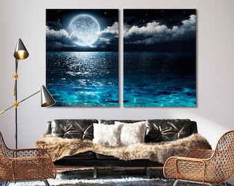 Puede incluir: Una impresión en lienzo dividida que representa una luna llena sobre un océano azul oscuro con nubes blancas y estrellas en el cielo nocturno.
