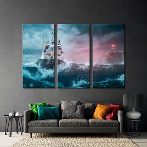 K&ouml;nnte beinhalten: Ein dreiteiliger Leinwanddruck, der ein wei&szlig;es Schiff zeigt, das durch st&uuml;rmische See f&auml;hrt, mit einem roten und wei&szlig;en Leuchtturm in der Ferne.