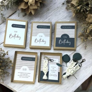 Personalisiertes Geburtstagsgeschenk für Frauen, Geschenkbox Geburtstag mit Makramee Schlüsselanhänger, Geschenkidee Schwester Freundin,10