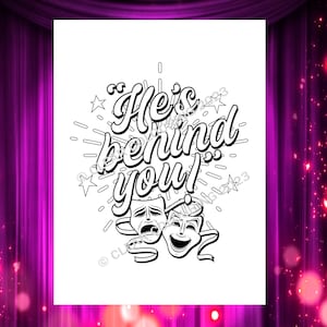 Puede incluir: Diseño teatral en blanco y negro con la frase "He's behind you!" en una fuente juguetona. La imagen presenta las máscaras de comedia y tragedia, con estrellas y explosiones.
