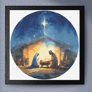 Puede incluir: Impresión enmarcada y circular que representa la Natividad. La obra muestra a María y José arrodillados junto al niño Jesús en un pesebre, bajo una estrella brillante en un cielo estrellado. La paleta de colores incluye azules, dorados y marrones.