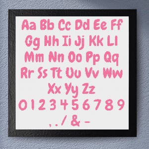 Può includere: Un grafico dell'alfabeto incorniciato con lettere e numeri rosa su sfondo bianco. Le lettere sono in maiuscolo e i numeri in grassetto. Il grafico include tutte le lettere dell'alfabeto, i numeri da 0 a 9 e i segni di punteggiatura punto, barra obliqua, ampersand e trattino.