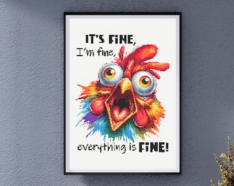 Puede incluir: Obra de arte enmarcada que presenta un gallo colorido y expresivo con ojos grandes y el pico abierto. El texto dice: "IT'S FINE, I'm fine, everything is FINE!" La imagen tiene un estilo acuarela con rojos, azules y amarillos vibrantes.