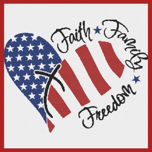 Pu&ograve; includere: Un design patriottico con un cuore a forma di bandiera americana, una croce e le parole "Faith, Family, Freedom" in corsivo. Il design &egrave; su uno sfondo bianco con un bordo rosso.
