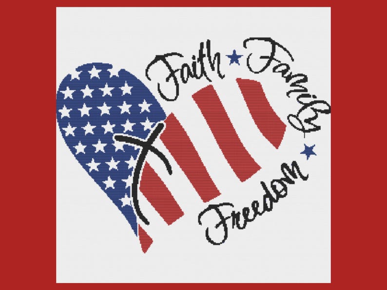 Pu&ograve; includere: Un design patriottico con un cuore a forma di bandiera americana, una croce e le parole "Faith, Family, Freedom" in corsivo. Il design &egrave; su uno sfondo bianco con un bordo rosso.