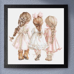 Può includere: Stampa incorniciata di tre ragazze con trecce, viste da dietro, con abiti pastello e stivali. L'opera d'arte ha uno stile acquerello morbido, con un tocco nostalgico. Gli abiti sono in tonalità rosa e bianco.