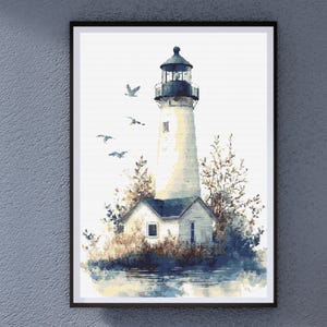 Puede incluir: Pintura a la acuarela de un faro con una torre blanca y una parte superior negra, situado en una pequeña isla con una casa. La obra presenta pájaros volando y follaje circundante, enmarcada en negro.