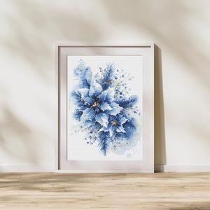 Peut inclure: Une peinture à l'aquarelle d'un bouquet de poinsettias bleus sur fond blanc.
