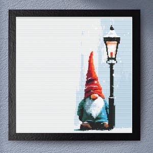 Peut inclure: Impression encadrée représentant une illustration pixélisée d'un gnome de jardin avec un chapeau rouge et un manteau bleu, à côté d'un lampadaire noir. Le fond est une scène enneigée, avec un schéma de couleurs bleu clair et blanc.