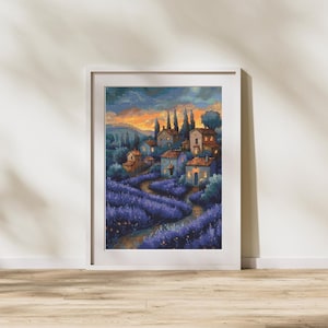 Puede incluir: Una pintura de un pequeño pueblo ubicado en un campo de flores de lavanda púrpura. Las casas están iluminadas con cálidas luces amarillas, y el cielo es de un suave azul con algunas nubes. La pintura está enmarcada en un marco blanco.