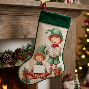 Modèle de point de croix pour bas de Noël - Adorables lutins avec cadeaux et musique - Broderie festive pour une décoration faite main personnalisée